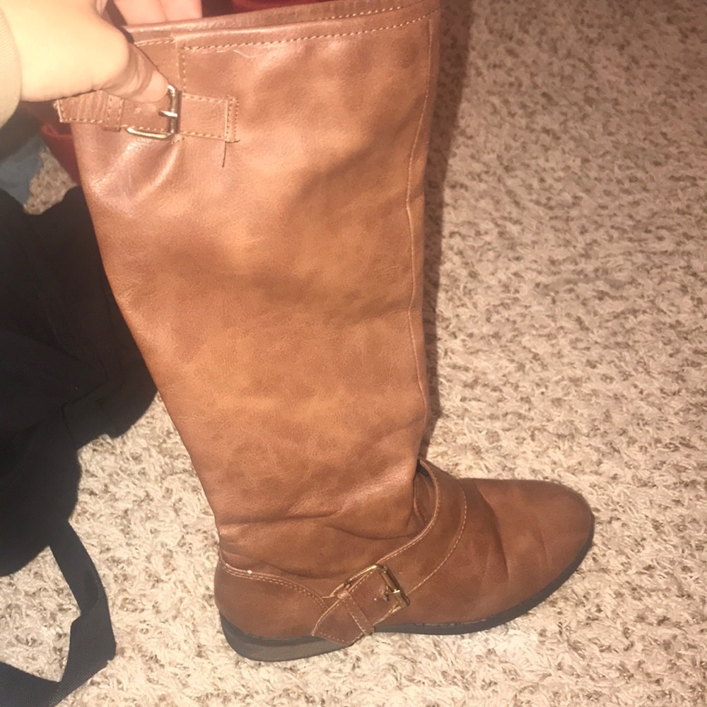 Size 6 women’s boots. They are super cute